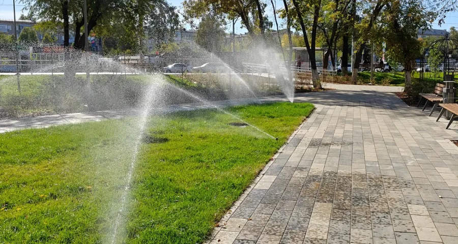 Дождеватели в работе после сезонного запуска — парк Мира, Самара